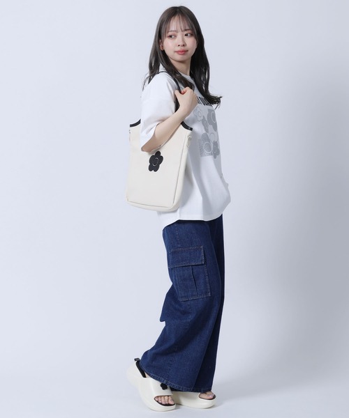 MARY QUANT(マリークワント)の「デイジーパッチシュリンク トート(トートバッグ・レディース・シルバー/ブラック/アイボリー/キャメル・FREE)」の9枚目の写真