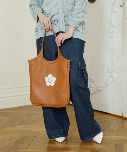 MARY QUANT(マリークワント)の「デイジーパッチシュリンク トート(トートバッグ・レディース・シルバー/ブラック/アイボリー/キャメル・FREE)」の20枚目の写真