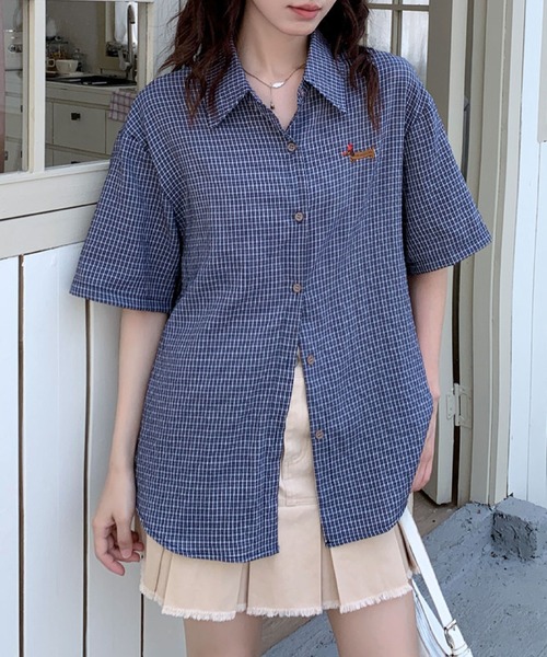 2ly2（トゥーリートゥー）の「ワンポイント刺繍がかわいい♪ヴィンテージ感チェックシャツ（シャツ/ブラウス・レディース・ネイビー・FREE）」の4枚目の写真