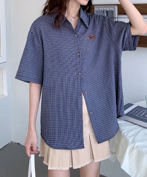 2ly2（トゥーリートゥー）の「ワンポイント刺繍がかわいい♪ヴィンテージ感チェックシャツ（シャツ/ブラウス・レディース・ネイビー・FREE）」の7枚目の写真