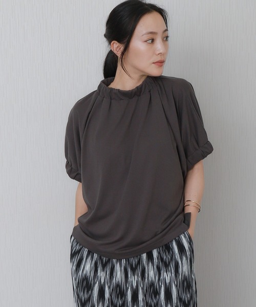 libelle more(リベル モア)の「着映えギャザーネックトップス(Tシャツ/カットソー・レディース・ブラック/グリーン/オフホワイト/チャコールグレー・L/M)」の3枚目の写真