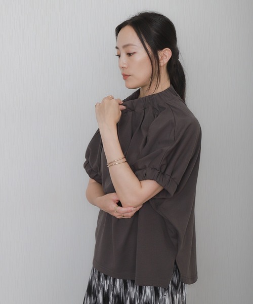 libelle more(リベル モア)の「着映えギャザーネックトップス(Tシャツ/カットソー・レディース・ブラック/グリーン/オフホワイト/チャコールグレー・L/M)」の13枚目の写真