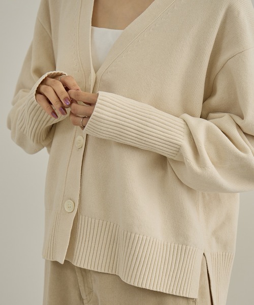 SALON adam et rope'(サロン アダム エ ロペ)の「【CreamyCotton (クリーミーコットン)】Vネックカーディガン / セットアップ対応(カーディガン/ボレロ・レディース・ブラック/オフホワイト/キャメル・FREE)」の1枚目の写真