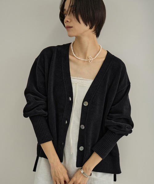 SALON adam et rope'(サロン アダム エ ロペ)の「【CreamyCotton (クリーミーコットン)】Vネックカーディガン / セットアップ対応(カーディガン/ボレロ・レディース・ブラック/オフホワイト/キャメル・FREE)」の2枚目の写真
