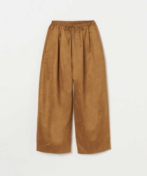 HELIOPOLE(エリオポール)の「SYNTHETIC SUEDE BARREL LEG TUCK PANTS / シンセティック スエード バレルレッグ タックパンツ(その他パンツ・レディース・キャメル/ブラック・36/38)」の2枚目の写真