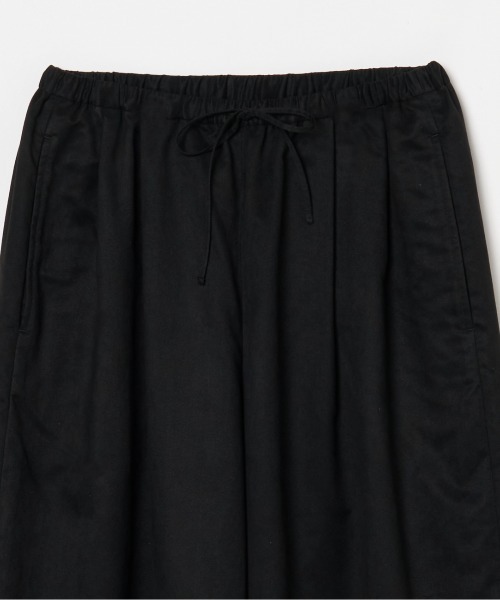 HELIOPOLE(エリオポール)の「SYNTHETIC SUEDE BARREL LEG TUCK PANTS / シンセティック スエード バレルレッグ タックパンツ(その他パンツ・レディース・キャメル/ブラック・36/38)」の4枚目の写真
