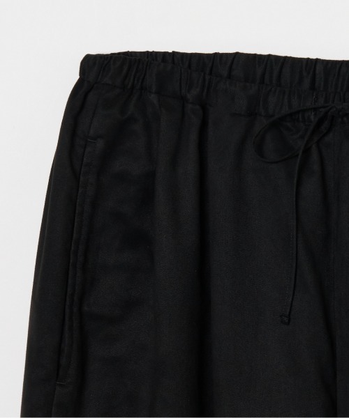 HELIOPOLE(エリオポール)の「SYNTHETIC SUEDE BARREL LEG TUCK PANTS / シンセティック スエード バレルレッグ タックパンツ(その他パンツ・レディース・キャメル/ブラック・36/38)」の5枚目の写真
