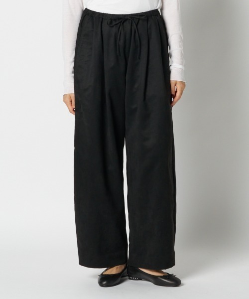 HELIOPOLE(エリオポール)の「SYNTHETIC SUEDE BARREL LEG TUCK PANTS / シンセティック スエード バレルレッグ タックパンツ(その他パンツ・レディース・キャメル/ブラック・36/38)」の12枚目の写真