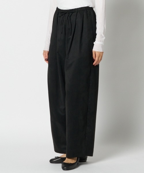 HELIOPOLE(エリオポール)の「SYNTHETIC SUEDE BARREL LEG TUCK PANTS / シンセティック スエード バレルレッグ タックパンツ(その他パンツ・レディース・キャメル/ブラック・36/38)」の13枚目の写真