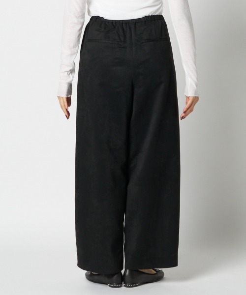 HELIOPOLE(エリオポール)の「SYNTHETIC SUEDE BARREL LEG TUCK PANTS / シンセティック スエード バレルレッグ タックパンツ(その他パンツ・レディース・キャメル/ブラック・36/38)」の14枚目の写真