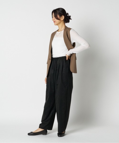 HELIOPOLE(エリオポール)の「SYNTHETIC SUEDE BARREL LEG TUCK PANTS / シンセティック スエード バレルレッグ タックパンツ(その他パンツ・レディース・キャメル/ブラック・36/38)」の16枚目の写真