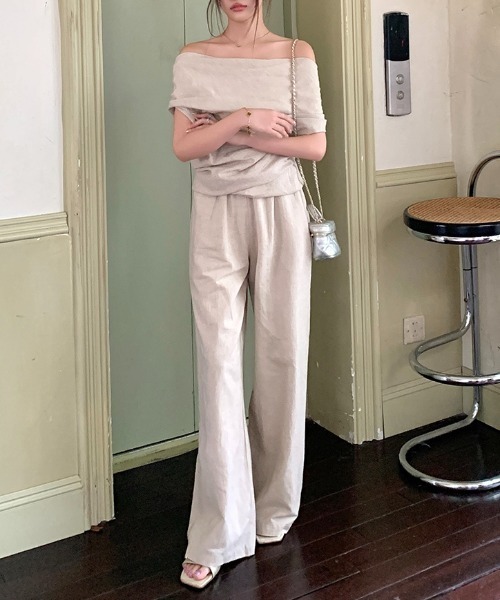 AMAJI（アマジ）の「オフショルダー ギャザーブラウス × ストレートパンツ セットアップ（セットアップ・レディース・ベージュ/ホワイト・LARGE/SMALL/MEDIUM）」の2枚目の写真