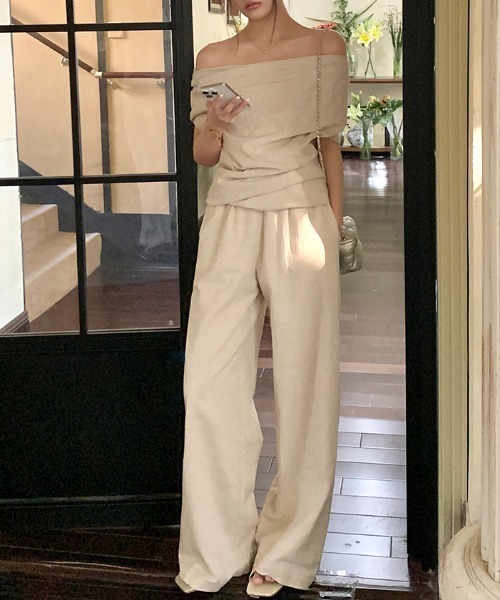 AMAJI（アマジ）の「オフショルダー ギャザーブラウス × ストレートパンツ セットアップ（セットアップ・レディース・ベージュ/ホワイト・LARGE/SMALL/MEDIUM）」の4枚目の写真