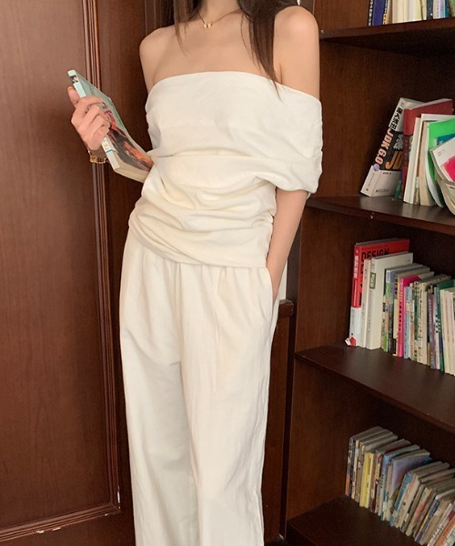 AMAJI（アマジ）の「オフショルダー ギャザーブラウス × ストレートパンツ セットアップ（セットアップ・レディース・ベージュ/ホワイト・LARGE/SMALL/MEDIUM）」の3枚目の写真