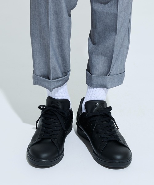 adidas（アディダス）の「スタンスミス [STAN SMITH]  アディダスオリジナルス / アディダスオリジナルス adidas Originals（スニーカー・メンズ・ブラック×ブラック・22.5cm/23.5cm/24.5cm/25.5cm/26.5cm/27.5cm/28.5cm/23.0cm/24.0cm/25.0cm/26.0cm/27.0cm/28.0cm/29.0cm/22.0cm）」の4枚目の写真