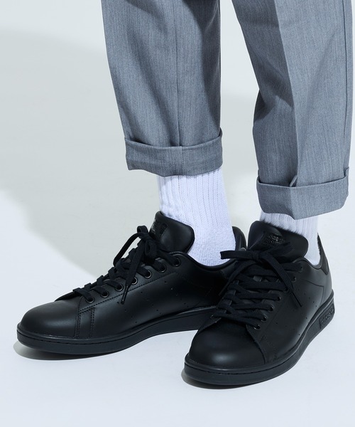adidas（アディダス）の「スタンスミス [STAN SMITH]  アディダスオリジナルス / アディダスオリジナルス adidas Originals（スニーカー・メンズ・ブラック×ブラック・22.5cm/23.5cm/24.5cm/25.5cm/26.5cm/27.5cm/28.5cm/23.0cm/24.0cm/25.0cm/26.0cm/27.0cm/28.0cm/29.0cm/22.0cm）」の5枚目の写真