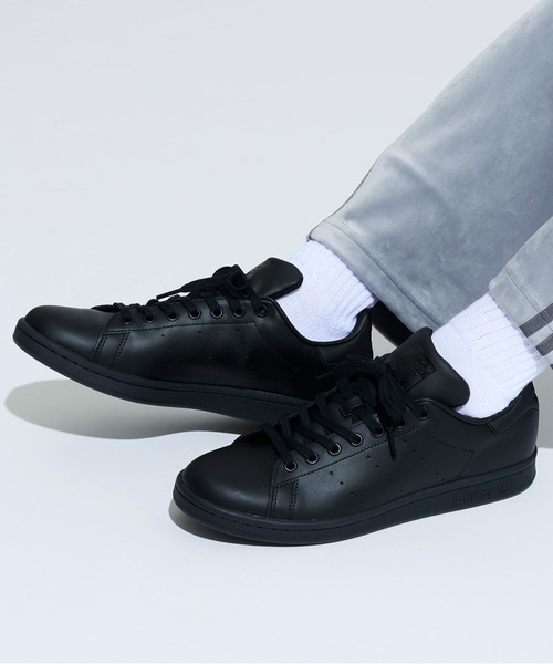 adidas（アディダス）の「スタンスミス [STAN SMITH]  アディダスオリジナルス / アディダスオリジナルス adidas Originals（スニーカー・メンズ・ブラック×ブラック・22.5cm/23.5cm/24.5cm/25.5cm/26.5cm/27.5cm/28.5cm/23.0cm/24.0cm/25.0cm/26.0cm/27.0cm/28.0cm/29.0cm/22.0cm）」の2枚目の写真