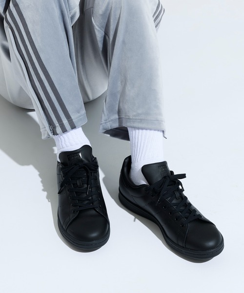 adidas（アディダス）の「スタンスミス [STAN SMITH]  アディダスオリジナルス / アディダスオリジナルス adidas Originals（スニーカー・メンズ・ブラック×ブラック・22.5cm/23.5cm/24.5cm/25.5cm/26.5cm/27.5cm/28.5cm/23.0cm/24.0cm/25.0cm/26.0cm/27.0cm/28.0cm/29.0cm/22.0cm）」の3枚目の写真
