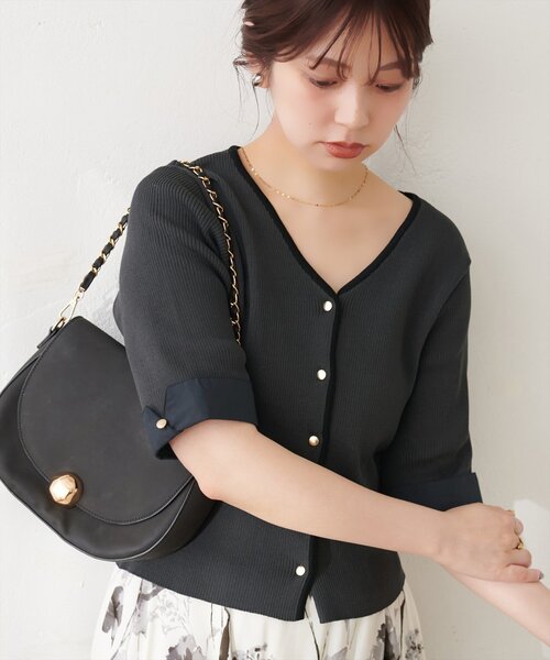 natural couture(ナチュラルクチュール)の「袖口カフス付き配色Vネックカーデ(カーディガン/ボレロ・レディース・ネイビー/ベージュ/チャコールグレー/オフホワイト・FREE)」の2枚目の写真