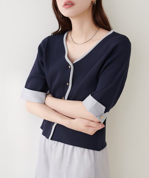 natural couture(ナチュラルクチュール)の「袖口カフス付き配色Vネックカーデ(カーディガン/ボレロ・レディース・ネイビー/ベージュ/チャコールグレー/オフホワイト・FREE)」の5枚目の写真