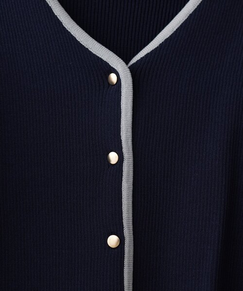 natural couture(ナチュラルクチュール)の「袖口カフス付き配色Vネックカーデ(カーディガン/ボレロ・レディース・ネイビー/ベージュ/チャコールグレー/オフホワイト・FREE)」の7枚目の写真