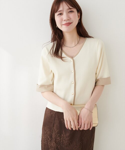 natural couture(ナチュラルクチュール)の「袖口カフス付き配色Vネックカーデ(カーディガン/ボレロ・レディース・ネイビー/ベージュ/チャコールグレー/オフホワイト・FREE)」の10枚目の写真