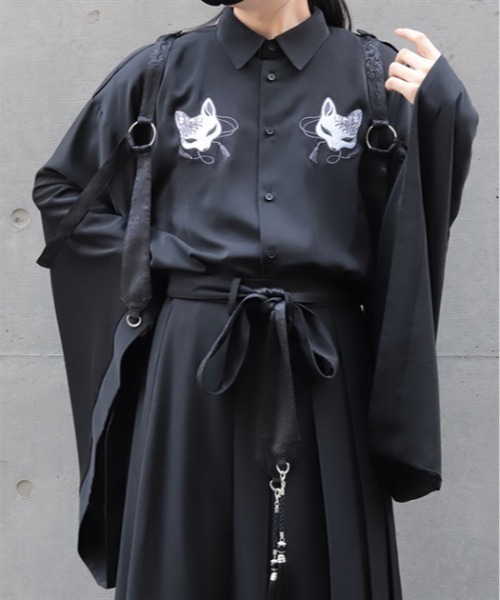 REZEN(リゼン)の「狐面刺繍和袖シャツ(シャツ/ブラウス・メンズ・ライトグレー/ブラック/ローズ・LARGE/MEDIUM)」の2枚目の写真