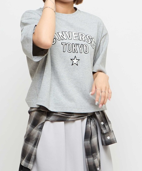 CONVERSE TOKYO(コンバーストウキョウ)の「EMBROIDERY ARCH LOGO SHORT T-SHIRT(Tシャツ/カットソー・レディース・チャコールグレー/グレー/ボルドー・FREE)」の1枚目の写真