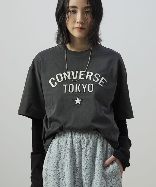 CONVERSE TOKYO(コンバーストウキョウ)の「EMBROIDERY ARCH LOGO SHORT T-SHIRT(Tシャツ/カットソー・レディース・チャコールグレー/グレー/ボルドー・FREE)」の4枚目の写真