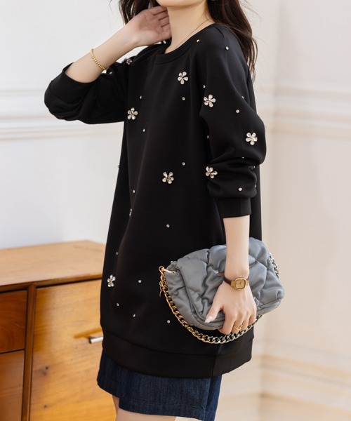 AMAJI（アマジ）の「ビジュー付き クルーネック ルーズスウェット（スウェット・レディース・ブラック・SMALL/MEDIUM/LARGE/X-LARGE）」の2枚目の写真