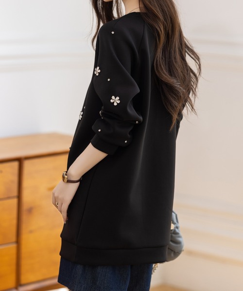 AMAJI（アマジ）の「ビジュー付き クルーネック ルーズスウェット（スウェット・レディース・ブラック・SMALL/MEDIUM/LARGE/X-LARGE）」の3枚目の写真