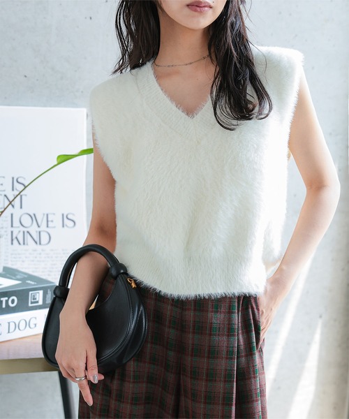 KOBE LETTUCE(コウベレタス)の「Vネックシャギーニットベスト(ベスト・レディース・ベージュ/ホワイト/チャコール・M)」の4枚目の写真