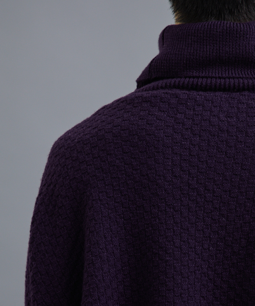 STUDIOUS（ステュディオス）の「オーバーサイズタートルネックニット（ニット/セーター・メンズ・ブラック/パープル/オフホワイト/ベージュ・1/2）」の9枚目の写真