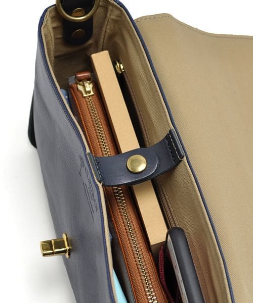 CLEDRAN（クレドラン）の「CL2867 BLOU 2WAY SHOULDER レザー 2WAY ショルダー（ショルダーバッグ・レディース・ブラック/ネイビー/キャメル/ブラウン・FREE）」の8枚目の写真