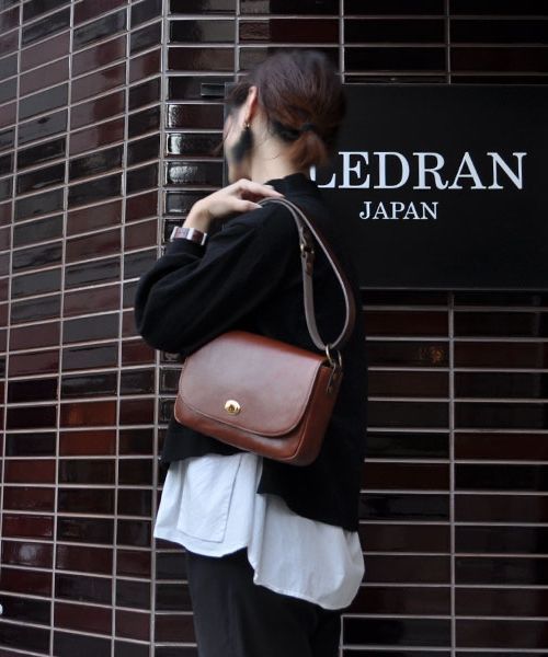 CLEDRAN（クレドラン）の「CL2867 BLOU 2WAY SHOULDER レザー 2WAY ショルダー（ショルダーバッグ・レディース・ブラック/ネイビー/キャメル/ブラウン・FREE）」の6枚目の写真