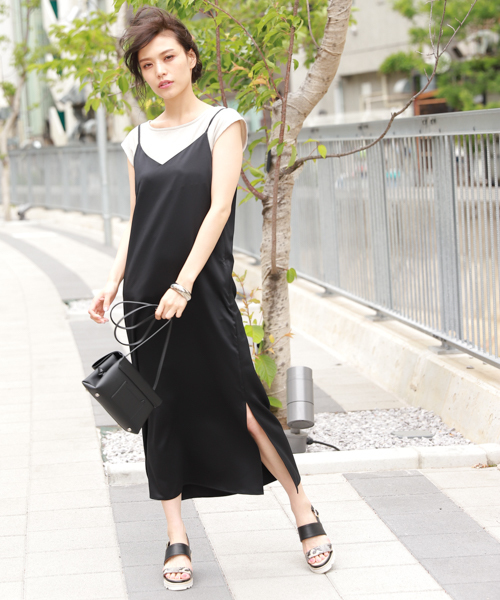 BAYFLOW（ベイフロー）の「スリットキャミワンピース（ワンピース・レディース・ブラック/ベージュ/ピンク/ブルー・SMALL/MEDIUM）」の2枚目の写真