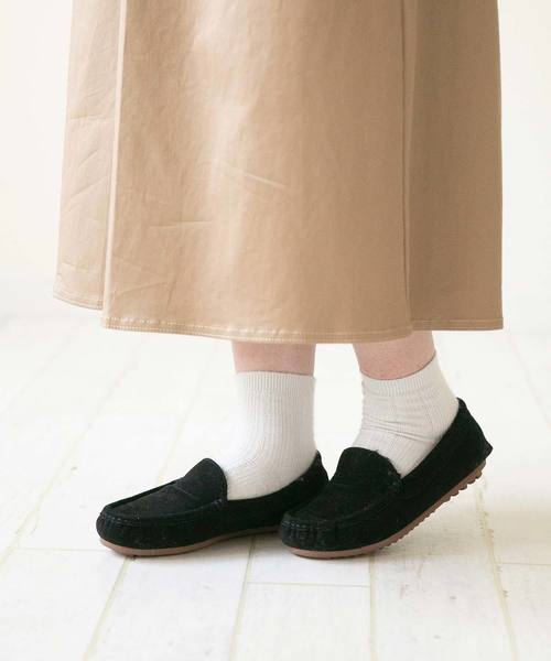 mooimooi（モーイモーイ）の「ラウンドトゥ スマート シンプル モカシンシューズ（モカシン/デッキシューズ・レディース・ベージュ/ブラック/ダークブラウン/チャコールグレー/ブラック系その他/キャメル/ベージュ系その他/ベージュ系その他2/チェック/ベージュ系その他3/グレイッシュベージュ/ブラック系その他3/ブラック系その他2・LL/3L/S/M/L/XS）」の2枚目の写真