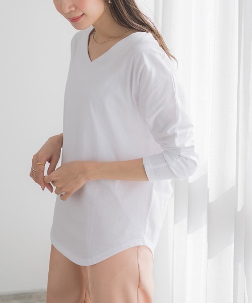 Pierrot（ピエロ）の「VネックドルマンTシャツ 綿100%（Tシャツ/カットソー・レディース・ホワイト/ブラック/ネイビー/ブラウン系その他/チャコール/グリーン系その他・M/L）」の2枚目の写真