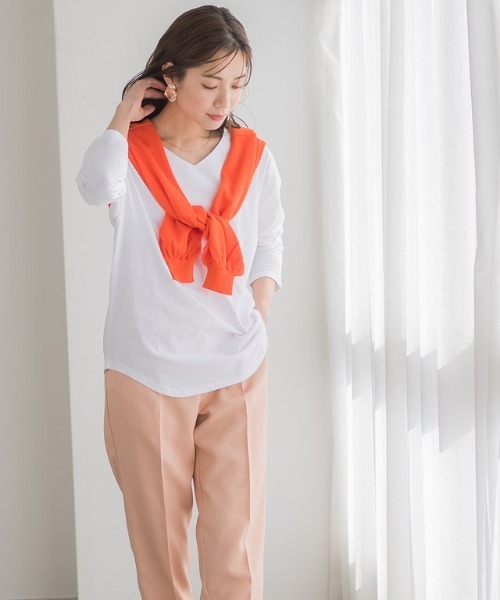Pierrot（ピエロ）の「VネックドルマンTシャツ 綿100%（Tシャツ/カットソー・レディース・ホワイト/ブラック/ネイビー/ブラウン系その他/チャコール/グリーン系その他・M/L）」の13枚目の写真