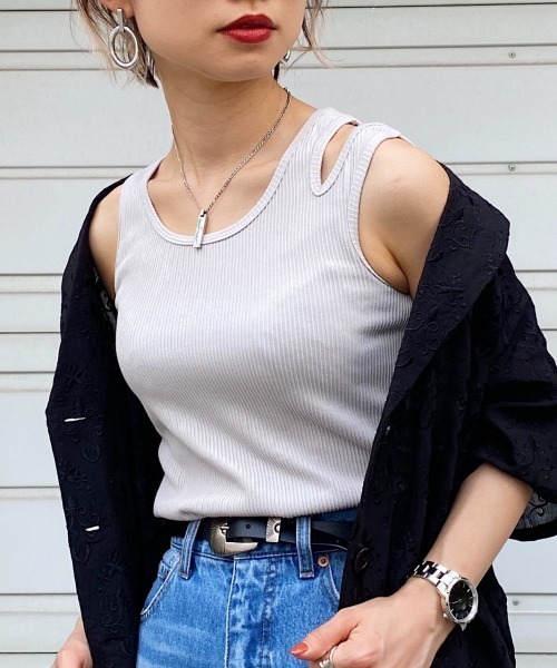 PAGEBOY（ページボーイ）の「ショルダースリットタンク（タンクトップ・レディース・グレイッシュベージュ/グリーン/オフホワイト/ブラック・FREE）」の3枚目の写真