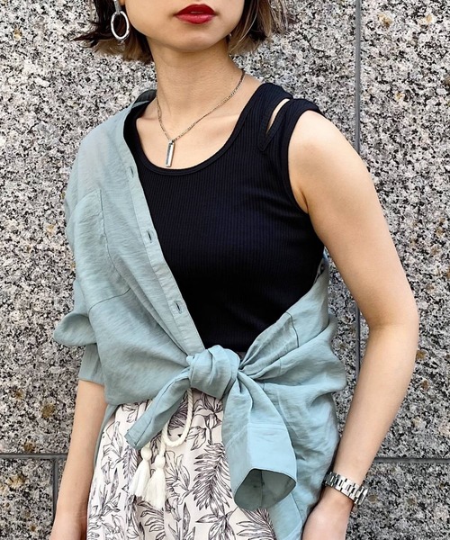 PAGEBOY（ページボーイ）の「ショルダースリットタンク（タンクトップ・レディース・グレイッシュベージュ/グリーン/オフホワイト/ブラック・FREE）」の2枚目の写真