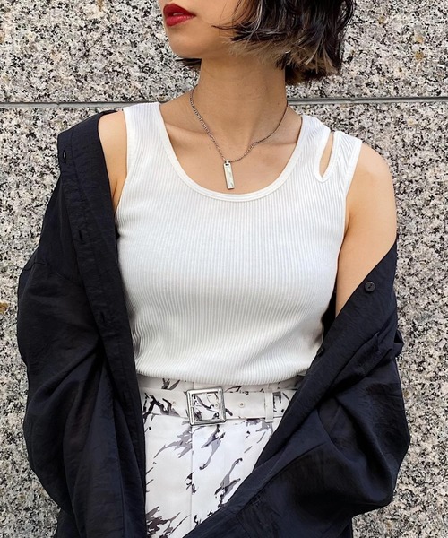 PAGEBOY（ページボーイ）の「ショルダースリットタンク（タンクトップ・レディース・グレイッシュベージュ/グリーン/オフホワイト/ブラック・FREE）」の5枚目の写真