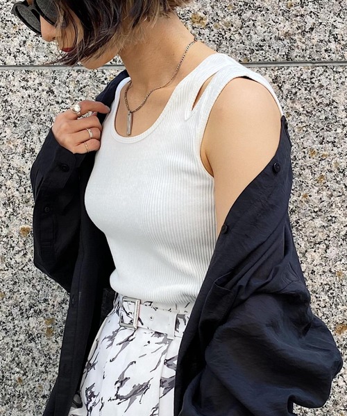 PAGEBOY（ページボーイ）の「ショルダースリットタンク（タンクトップ・レディース・グレイッシュベージュ/グリーン/オフホワイト/ブラック・FREE）」の6枚目の写真