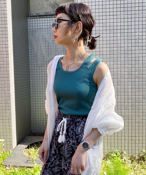 PAGEBOY（ページボーイ）の「ショルダースリットタンク（タンクトップ・レディース・グレイッシュベージュ/グリーン/オフホワイト/ブラック・FREE）」の12枚目の写真