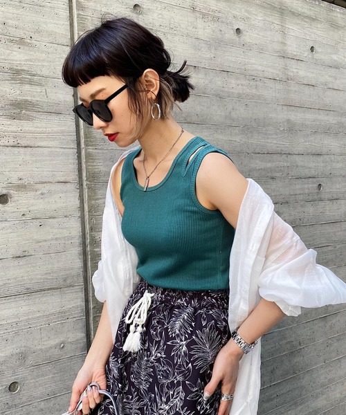 PAGEBOY（ページボーイ）の「ショルダースリットタンク（タンクトップ・レディース・グレイッシュベージュ/グリーン/オフホワイト/ブラック・FREE）」の13枚目の写真