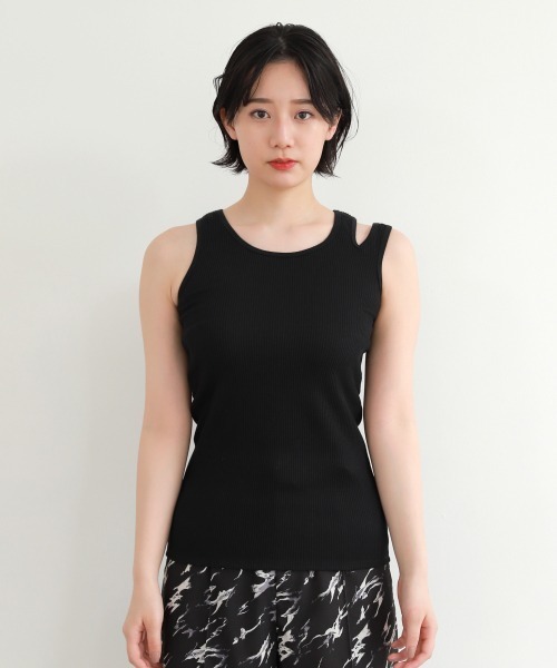 PAGEBOY（ページボーイ）の「ショルダースリットタンク（タンクトップ・レディース・グレイッシュベージュ/グリーン/オフホワイト/ブラック・FREE）」の15枚目の写真