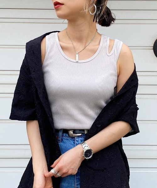 PAGEBOY（ページボーイ）の「ショルダースリットタンク（タンクトップ・レディース・グレイッシュベージュ/グリーン/オフホワイト/ブラック・FREE）」の9枚目の写真