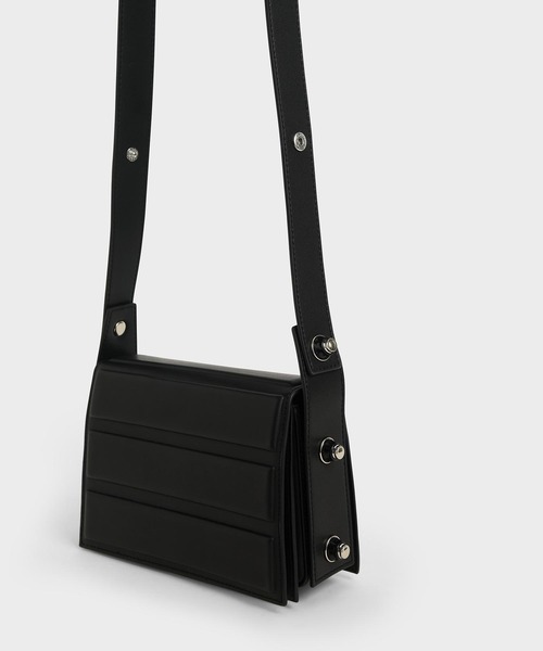 CHARLES & KEITH(チャールズ & キース)の「アイレットエンベリッシュド トップハンドルバッグ / Eyelet-Embellished Top Handle Bag(ハンドバッグ・レディース・ホワイト/ブラック/レッド/ダークブルー・S)」の8枚目の写真