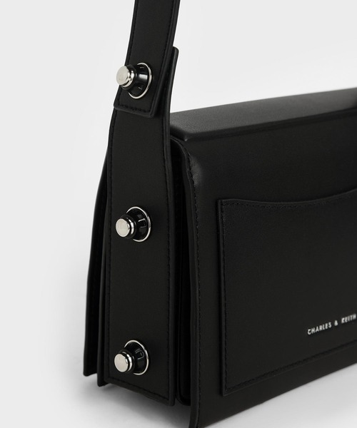 CHARLES & KEITH(チャールズ & キース)の「アイレットエンベリッシュド トップハンドルバッグ / Eyelet-Embellished Top Handle Bag(ハンドバッグ・レディース・ホワイト/ブラック/レッド/ダークブルー・S)」の9枚目の写真