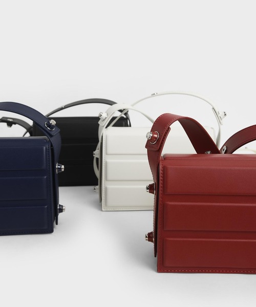 CHARLES & KEITH(チャールズ & キース)の「アイレットエンベリッシュド トップハンドルバッグ / Eyelet-Embellished Top Handle Bag(ハンドバッグ・レディース・ホワイト/ブラック/レッド/ダークブルー・S)」の10枚目の写真
